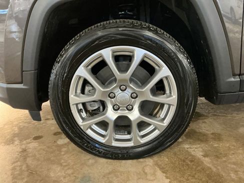 Used 2024 Jeep Compass Latitude image 11