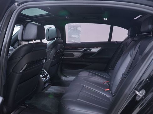 Used 2022 BMW 740i w/ M Sport Package image 9