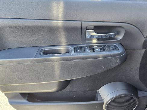 Used 2011 Jeep Liberty Sport image 29