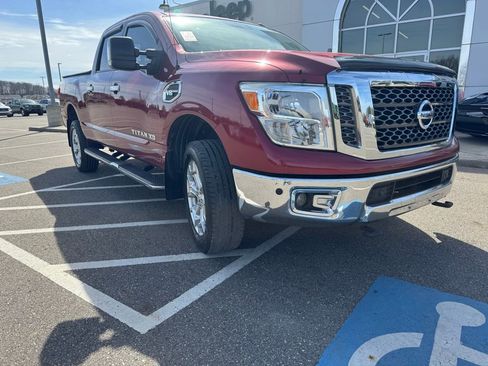 Used 2017 Nissan Titan SV RWD image 3