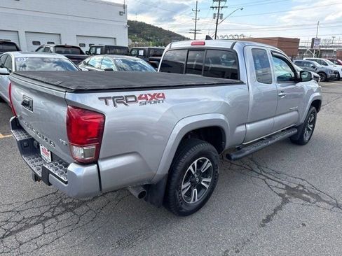 Used 2017 Toyota Tacoma TRD Sport w/ Tow Package AWD/4WD image 4