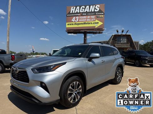 Used 2023 Toyota Highlander XLE image 1