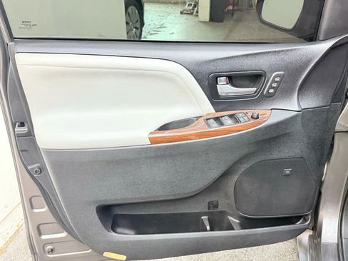 Used 2017 Toyota Sienna Limited Premium image 9