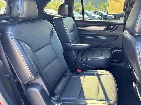 Used 2025 Buick Enclave Preferred AWD/4WD image 28