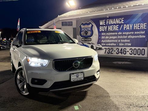 Used 2020 Volvo XC40 T5 Momentum image 1