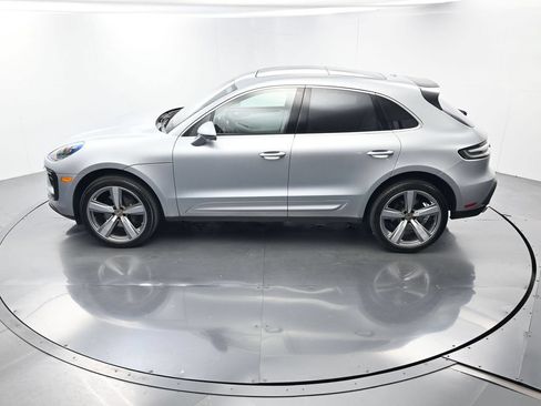 Certified 2025 Porsche Macan AWD/4WD image 37