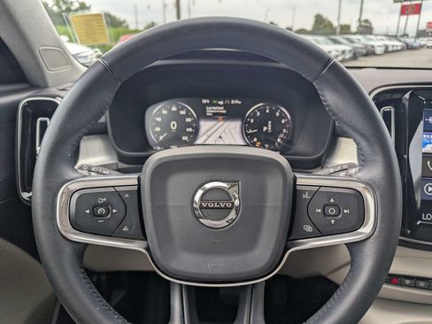 Used 2020 Volvo XC40 T4 Momentum w/ Protection Package Premier FWD image 28