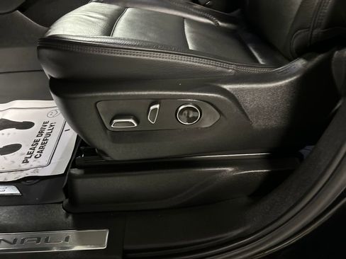 Used 2024 GMC Yukon XL Denali image 13