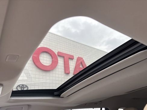 Used 2022 Toyota Highlander Limited FWD image 19