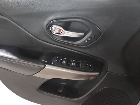 Used 2019 Jeep Cherokee Limited image 18