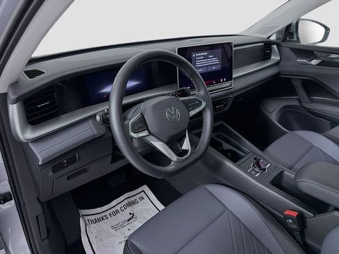 Used 2025 Volkswagen Tiguan SE AWD/4WD image 9