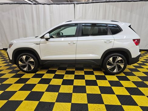 Used 2024 Volkswagen Taos SE image 6