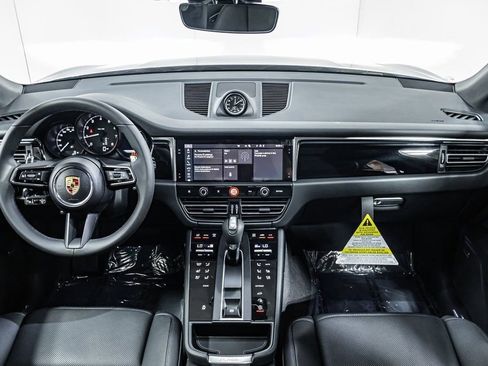 Certified 2025 Porsche Macan image 13