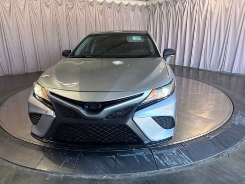 Used 2018 Toyota Camry SE w/ Moonroof Package FWD image 2