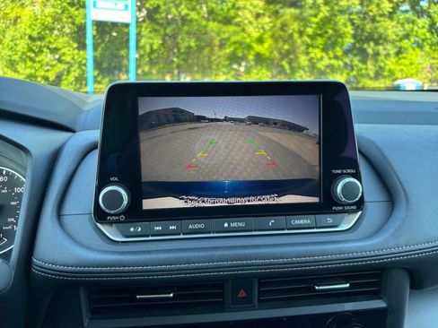 Used 2025 Nissan Rogue SV FWD image 27