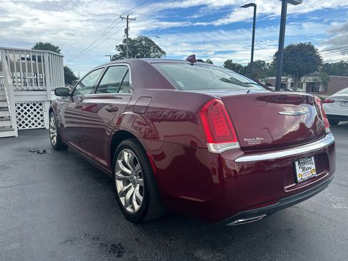 Used 2018 Chrysler 300 Touring L image 4