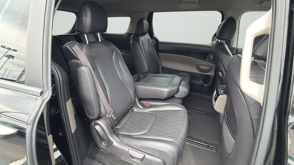 Used 2025 Kia Carnival FWD image 13
