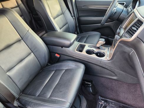 Used 2017 Jeep Grand Cherokee Limited image 16