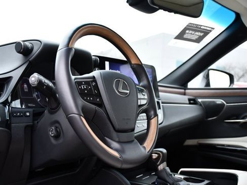 Used 2025 Lexus ES 300h Ultra Luxury image 13