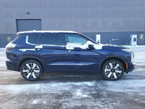 Used 2025 Mitsubishi Outlander SE image 2