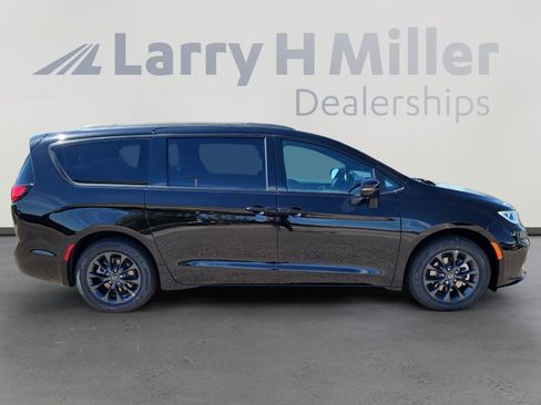 New 2025 Chrysler Pacifica Select w/ Fav Edition Package image 7