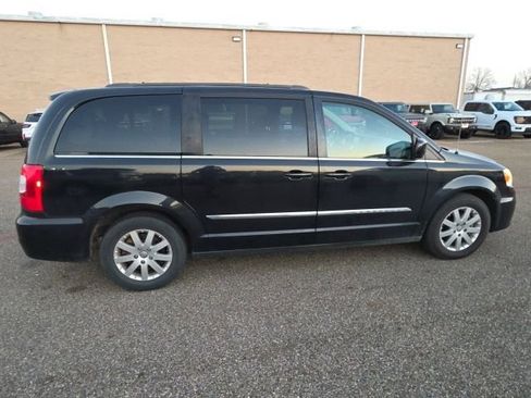 Used 2015 Chrysler Town & Country Touring image 12