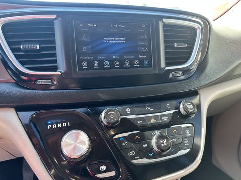 Used 2018 Chrysler Pacifica Touring-L image 20