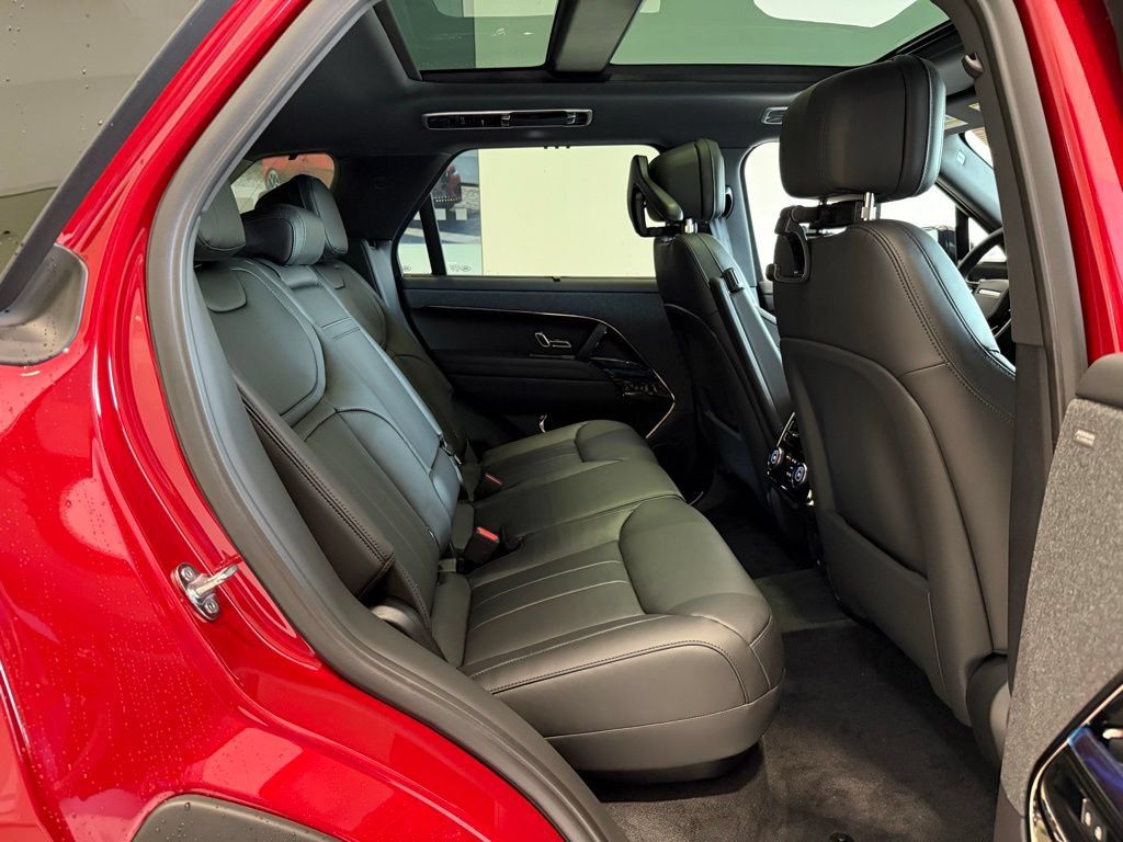 New 2025 Land Rover Range Rover Sport Dynamic SE AWD/4WD image 13