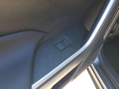 Used 2019 Toyota RAV4 LE FWD image 17