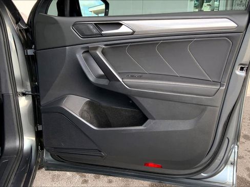 Used 2023 Volkswagen Tiguan SE w/ Panoramic Sunroof Package FWD image 24