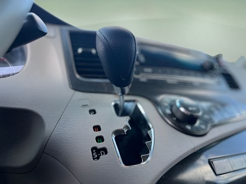 Used 2013 Toyota Sienna LE w/ Towing Pkg FWD image 25