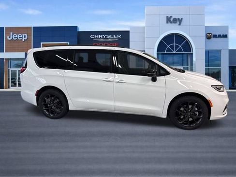 New 2026 Chrysler Pacifica Limited w/ S Appearance Package image 8