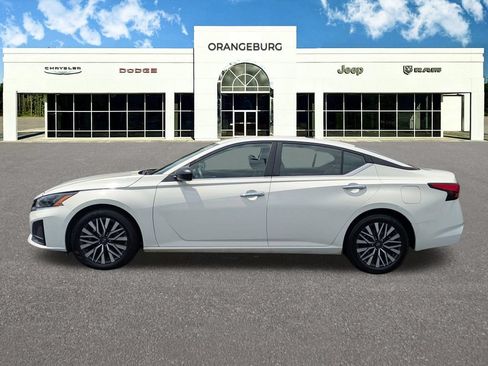 Used 2025 Nissan Altima 2.5 SV FWD image 5