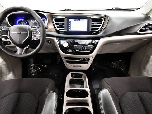 Used 2023 Chrysler Voyager LX image 3