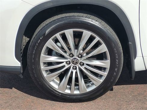 Used 2023 Toyota Highlander Platinum image 11