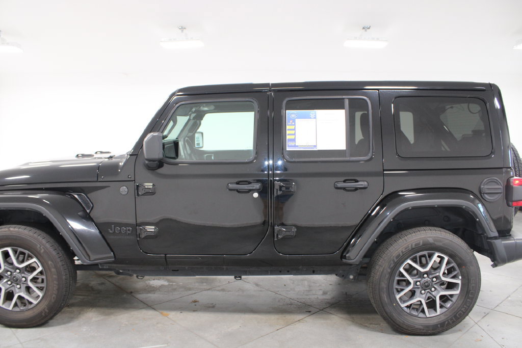 Used 2025 Jeep Wrangler Unlimited Sahara AWD/4WD image 6