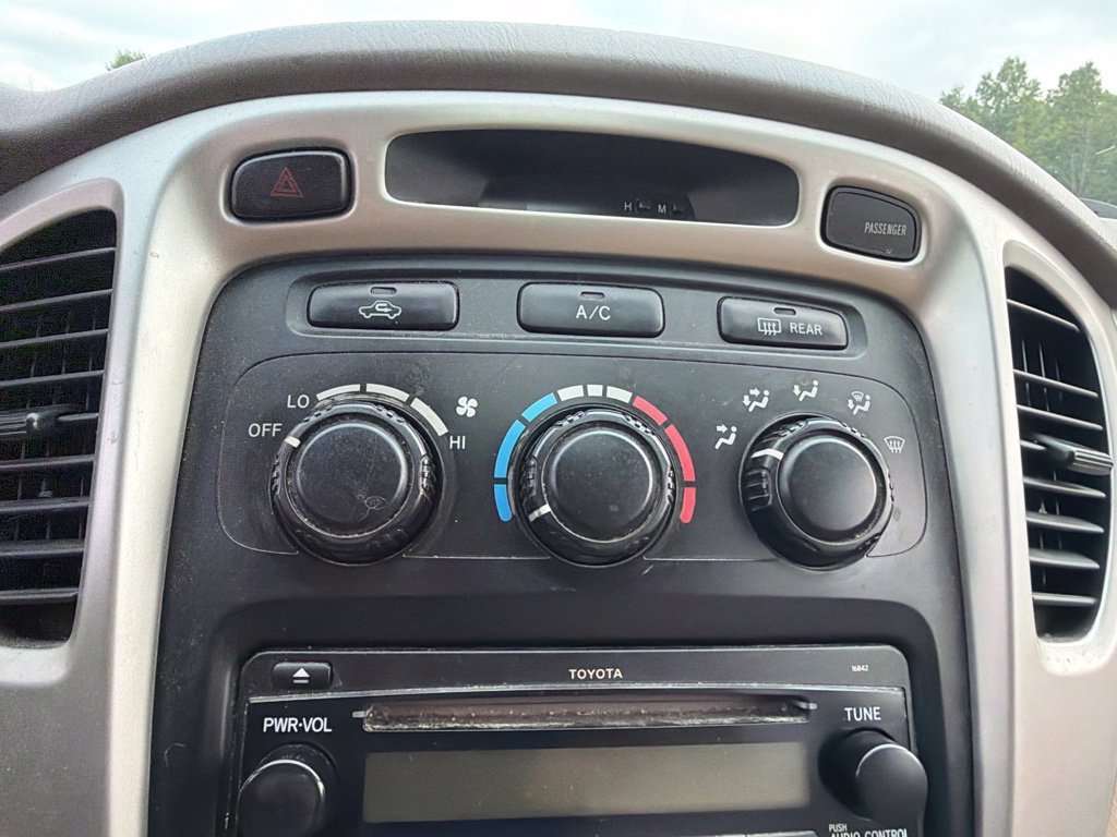 Used 2005 Toyota Highlander 2WD V6 w/ 3rd Row image 16