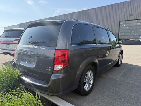 Used 2018 Dodge Grand Caravan SXT FWD image 3