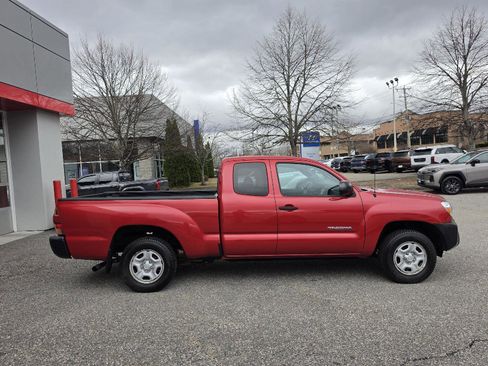 Used 2015 Toyota Tacoma w/ Convenience Package image 2