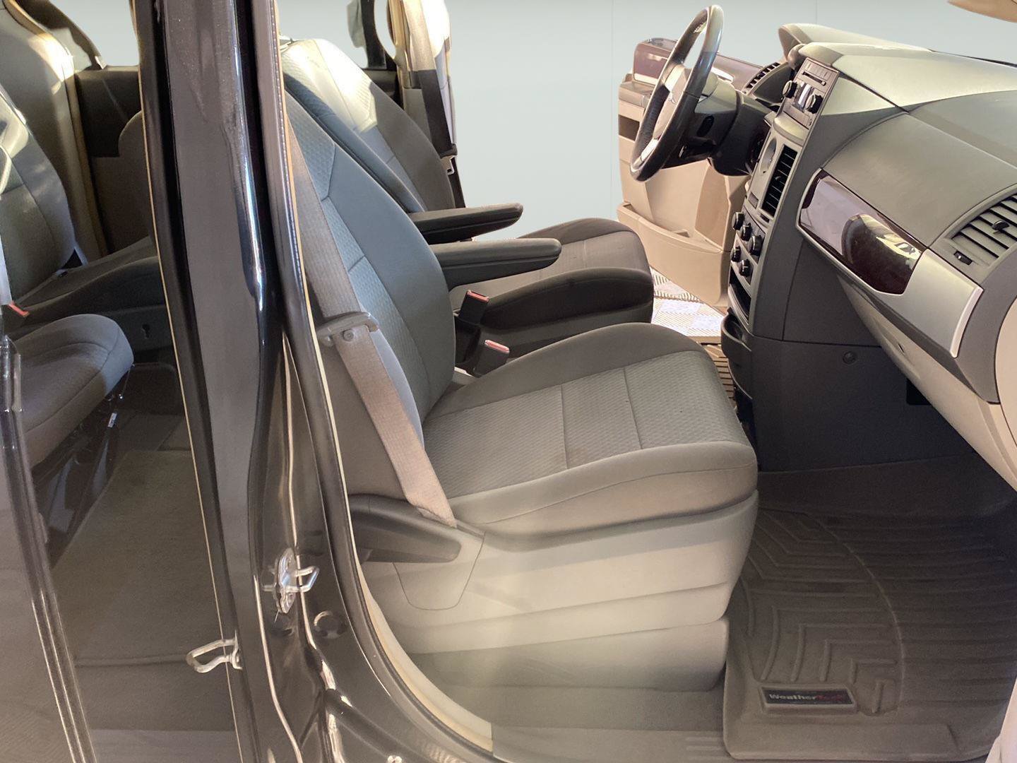 Used 2010 Chrysler Town & Country Touring FWD image 27