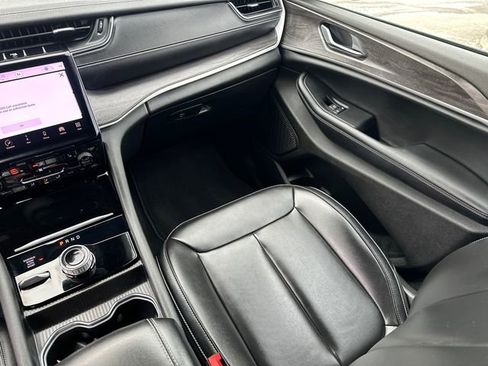 Used 2025 Jeep Grand Cherokee Limited image 22