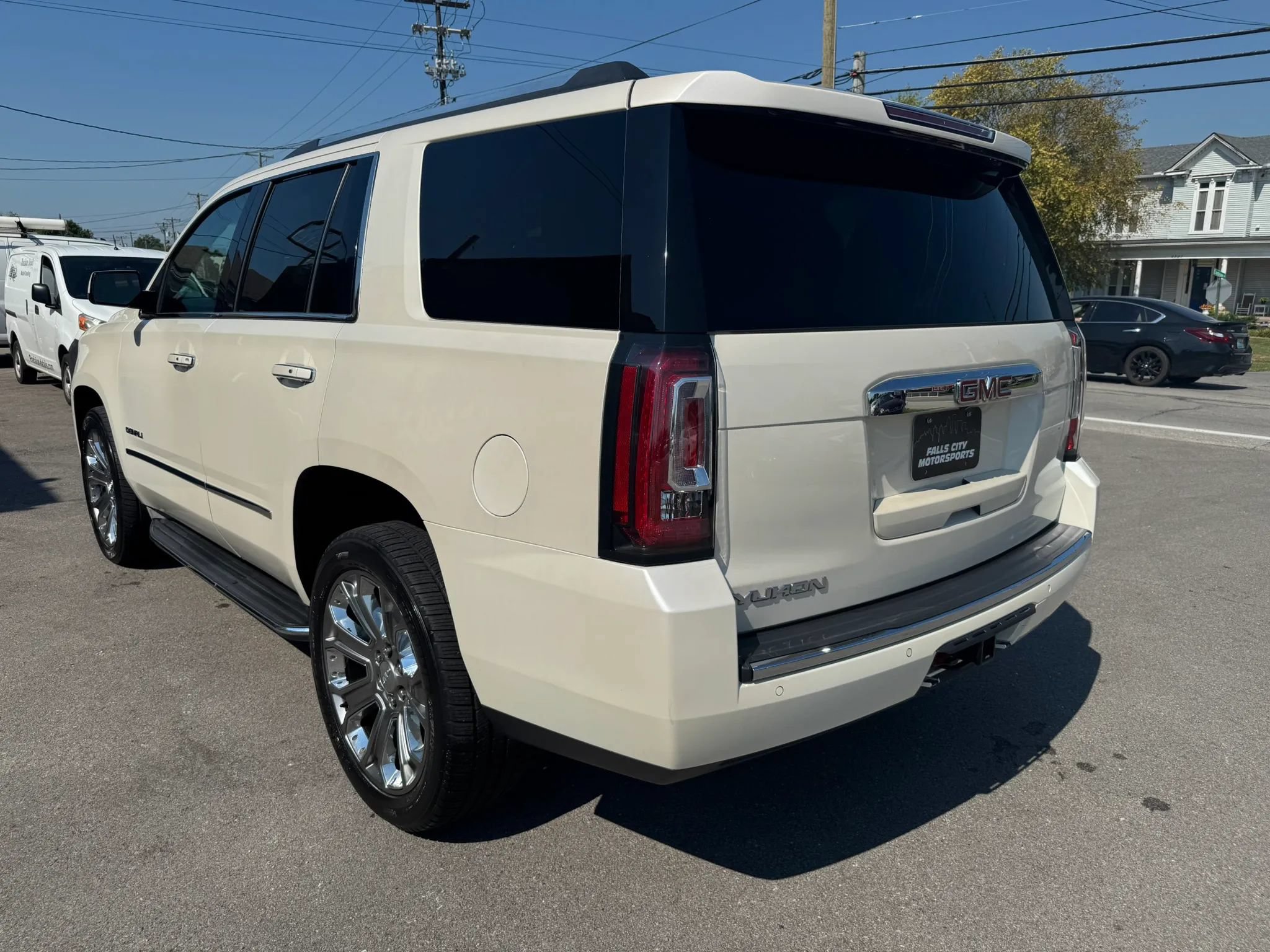Used 2015 GMC Yukon Denali w/ Touring Package AWD/4WD image 10