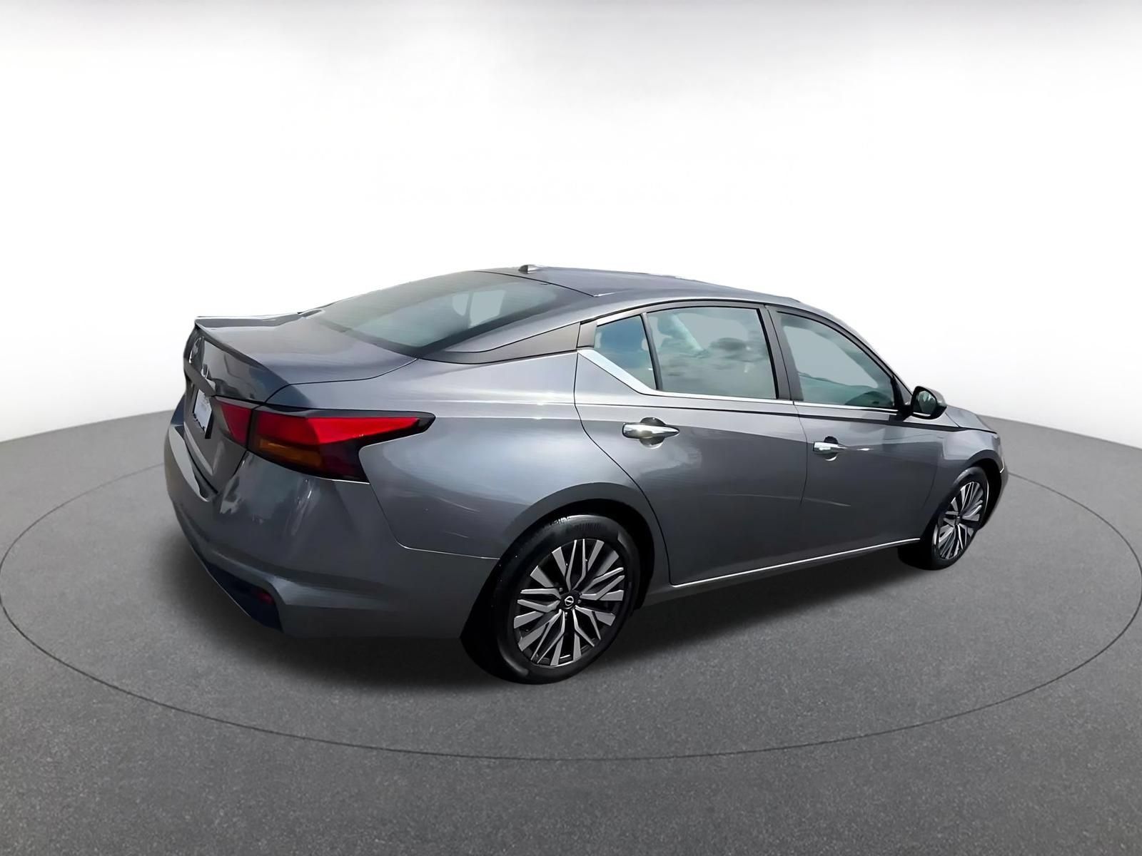 Used 2025 Nissan Altima 2.5 SV FWD image 14