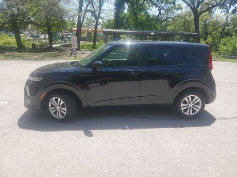 Used 2021 Kia Soul LX image 3
