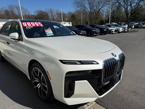 Used 2026 BMW 750e xDrive image 4