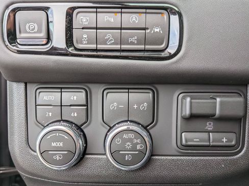 New 2026 GMC Yukon AT4 Ultimate AWD/4WD image 16