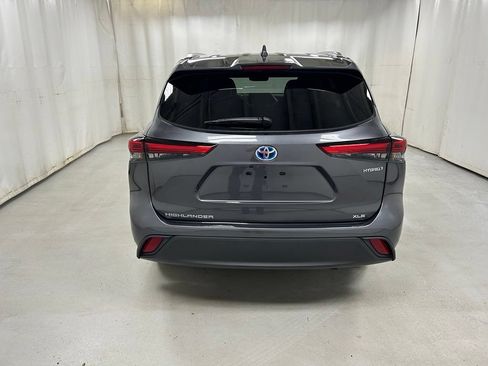 Used 2023 Toyota Highlander XLE AWD/4WD image 5