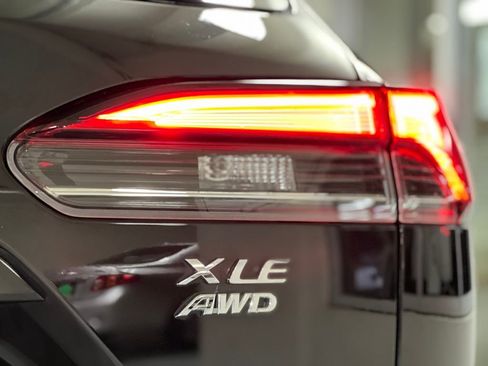 Certified 2022 Toyota Corolla Cross XLE image 10