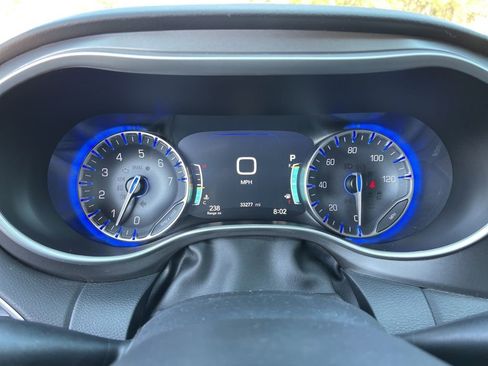 Used 2024 Chrysler Pacifica Touring-L image 13