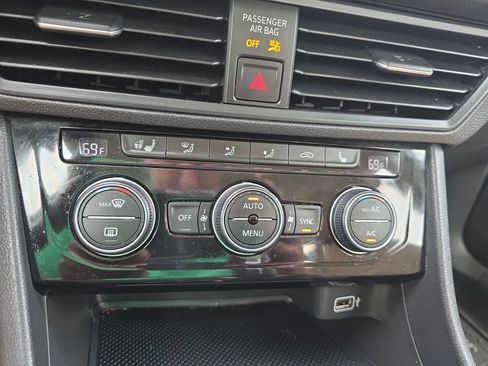 Used 2019 Volkswagen Jetta SE w/ Cold Weather Package image 30